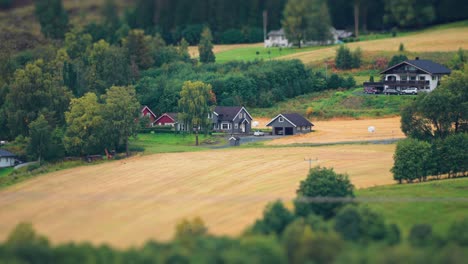 Un-Rincón-Tranquilo-En-La-Noruega-Rural,-Casas-Ordenadas-Entre-Los-Campos-Y-Los-árboles.