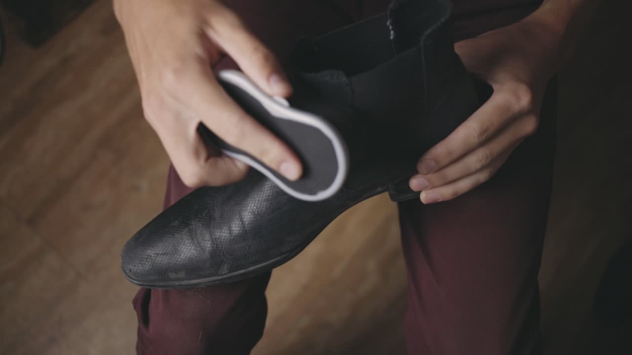 그의 신발을 빛나는 남자 - 높은 각도, 클로즈업