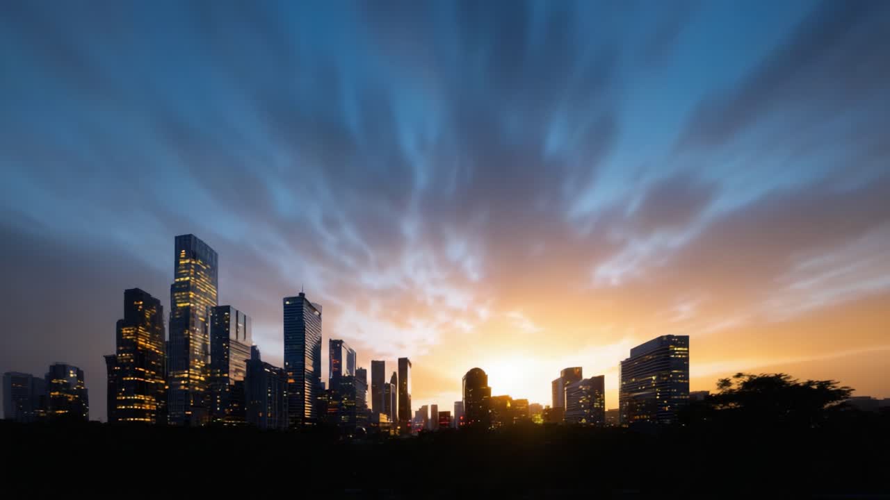 Transformación espectacular del horizonte urbano: Del día al crepúsculo sobre una vista majestuosa de la ciudad con impresionantes patrones de nubes y deslumbrantes luces de la ciudad