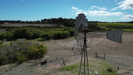 mulino a vento con lame rotanti in mezzo ai terreni agricoli, dinamica orbitale aerea