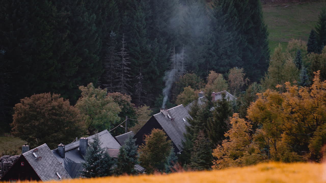 casas alemanas en las escénicas tierras altas de otoño, vista de ángulo alto de los techos con humo saliendo de la chimenea