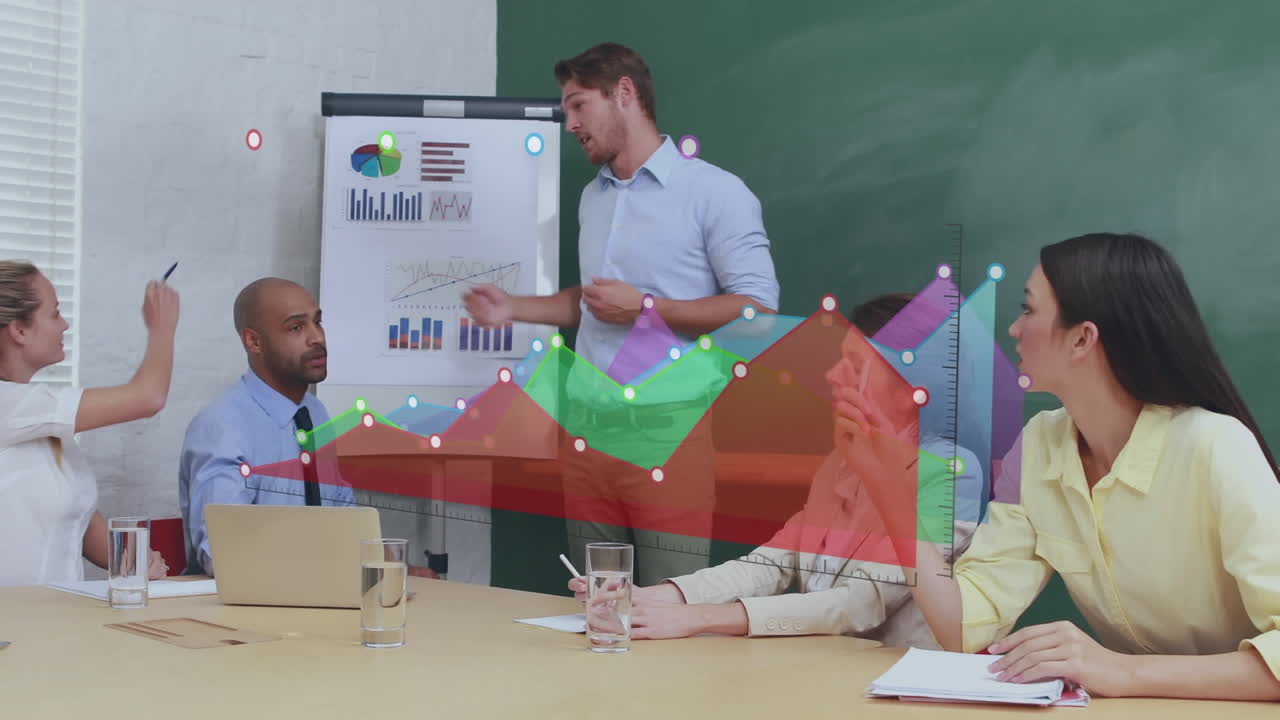 animación de gráficos multicolores sobre compañeros de trabajo multirraciales discutiendo informes en la sala de reuniones