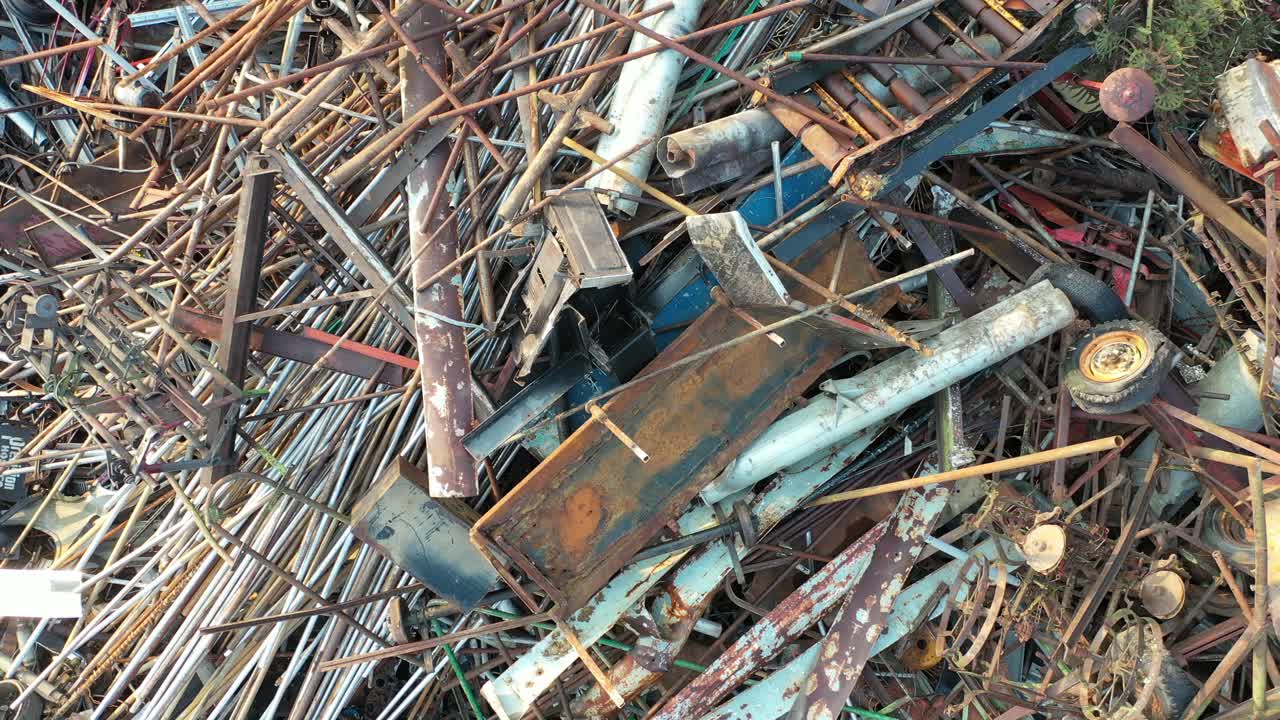 금속 폐기물 으로 가득 찬 재활용 공장 의 공중 사진