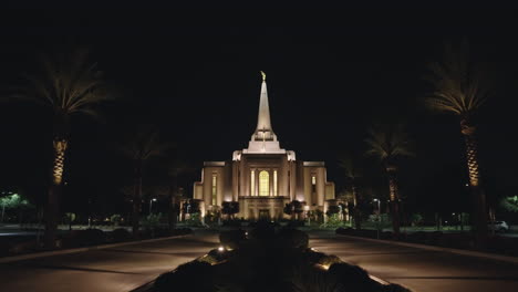 camino que conduce al templo mormón de la iglesia lds en la noche en gilbert, arizona bordeado de palmeras
