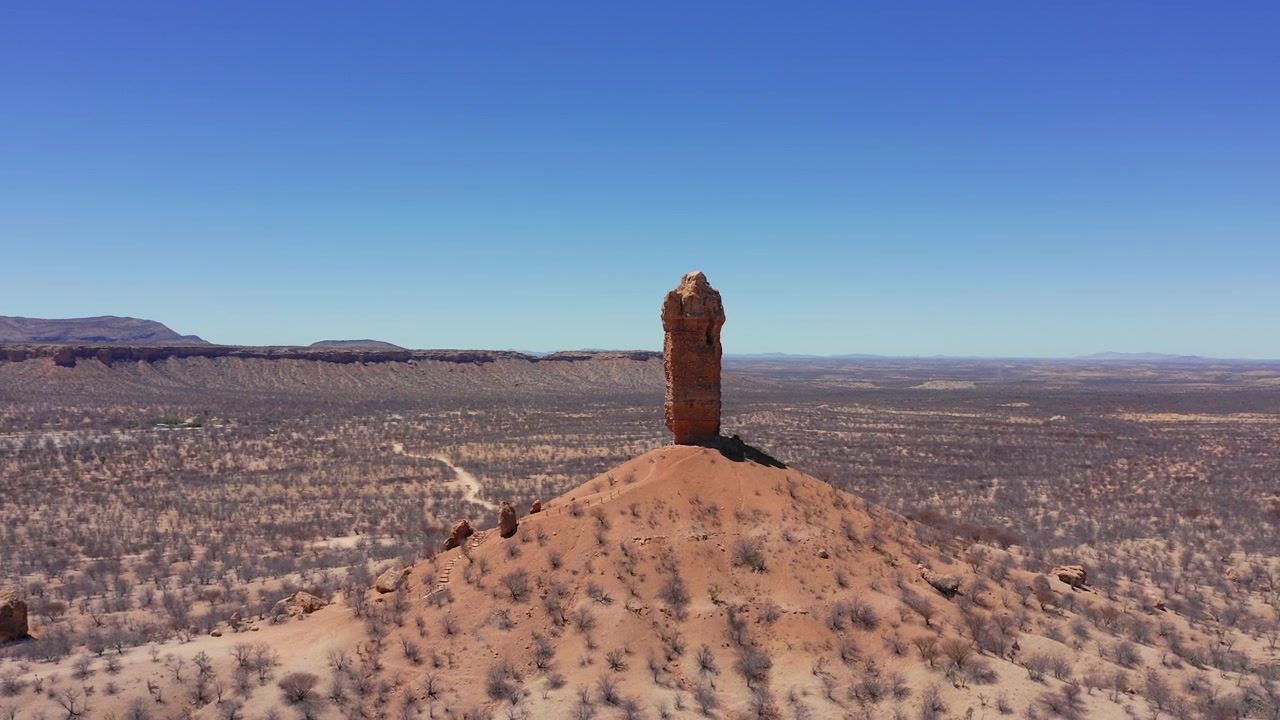 Damaraland, Ugab vadisinde Tersiyer dönemine ait Vingerklip kaya oluşumunun etrafında drone çekimi