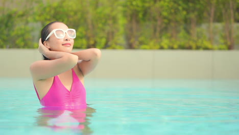 Mujer-Asiática-Relajándose-En-La-Piscina