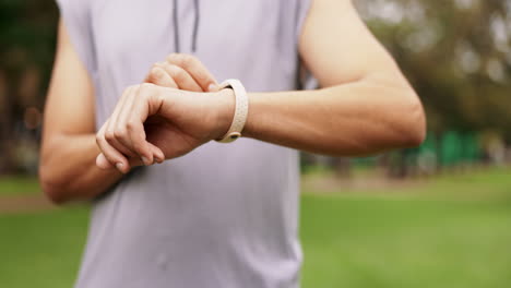 Fitness,-Smartwatch-Und-Männerhände-überprüfen-Die-Zeit