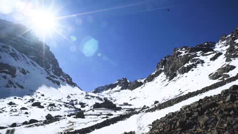 berglandschaft an einem sonnigen tag