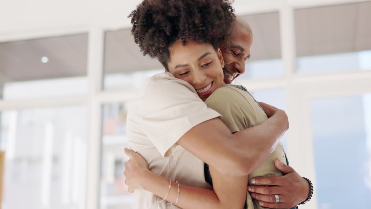Coppia, amore e abbraccio sorridente a casa
