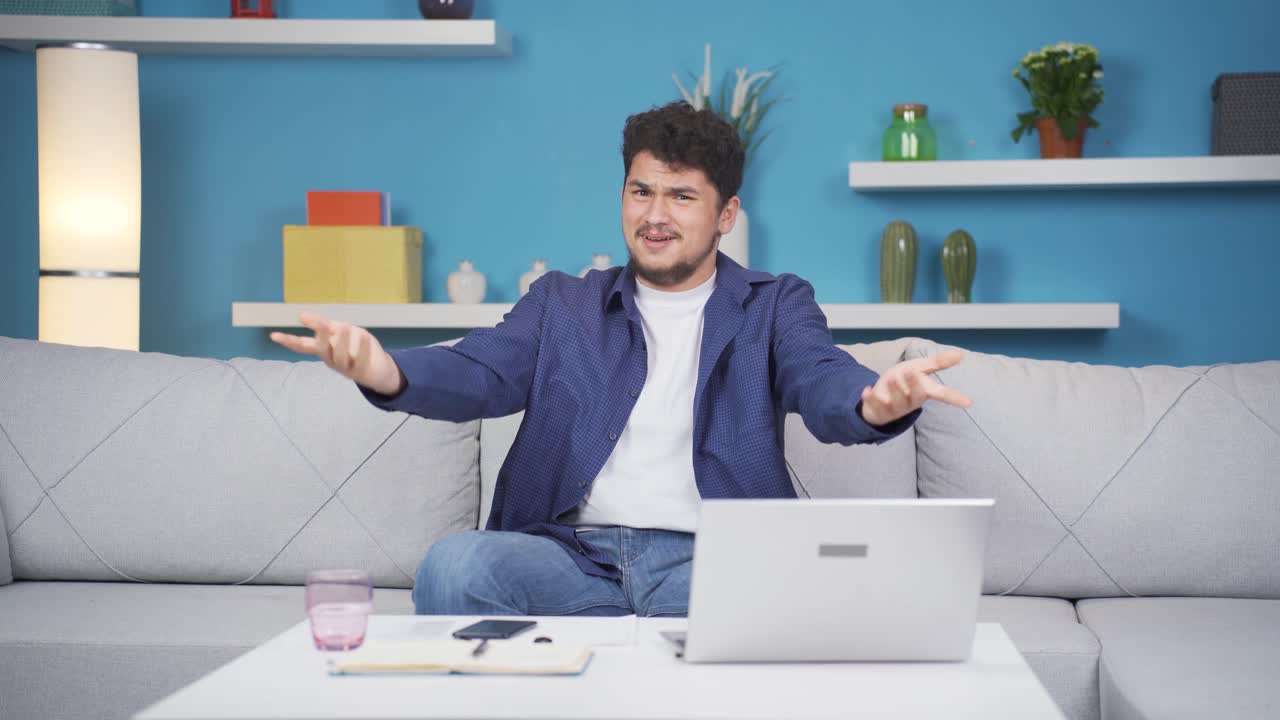 hombre mirando a la cámara confundido.