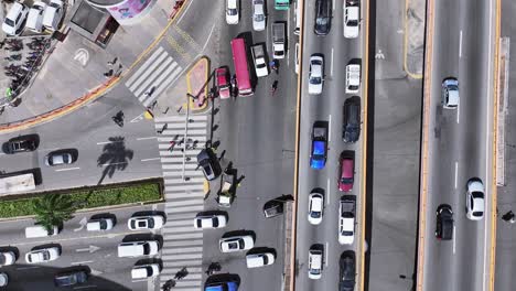 fotografía aérea estacionaria de una intersección congestionada después de un accidente de tráfico, que muestra vehículos dañados y caos vehicular, con vista aérea del incidente y la respuesta de emergencia