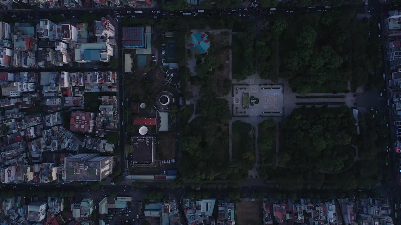 맑고 화창한 오후 햇살에 호치민시와 사이공 강의 공중 전망