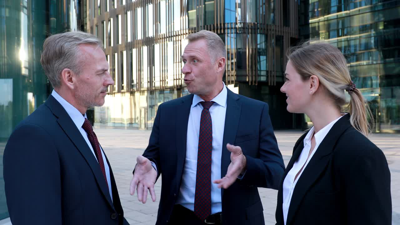 동료 부머가 농담을 하고, 밀레니얼 세대에게 과장하는 것, 함께 일하는 것, 세대 이론, 사무실에서 의사소통, 성공적인 경력, 컨퍼런스에서 커피 휴식, 농담에 웃는 직원