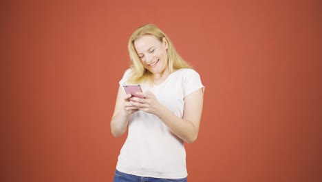 Mujer-Feliz-Enviando-Mensajes-De-Texto-Por-Teléfono.-Sonriente.