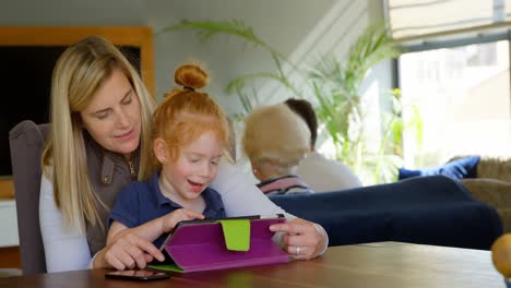 madre e hijo usando tableta digital en casa 4k