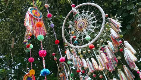 atrapasueños multicolor colgando de un árbol meciéndose en el viento