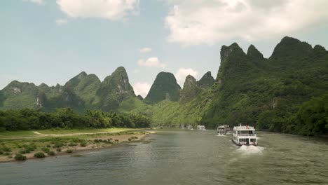 bateaux de croisière sur la rivière li avec des montagnes karstiques à guilin en chine