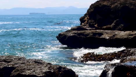 gran marea con rocas escarpadas y montañas visibles en la distancia