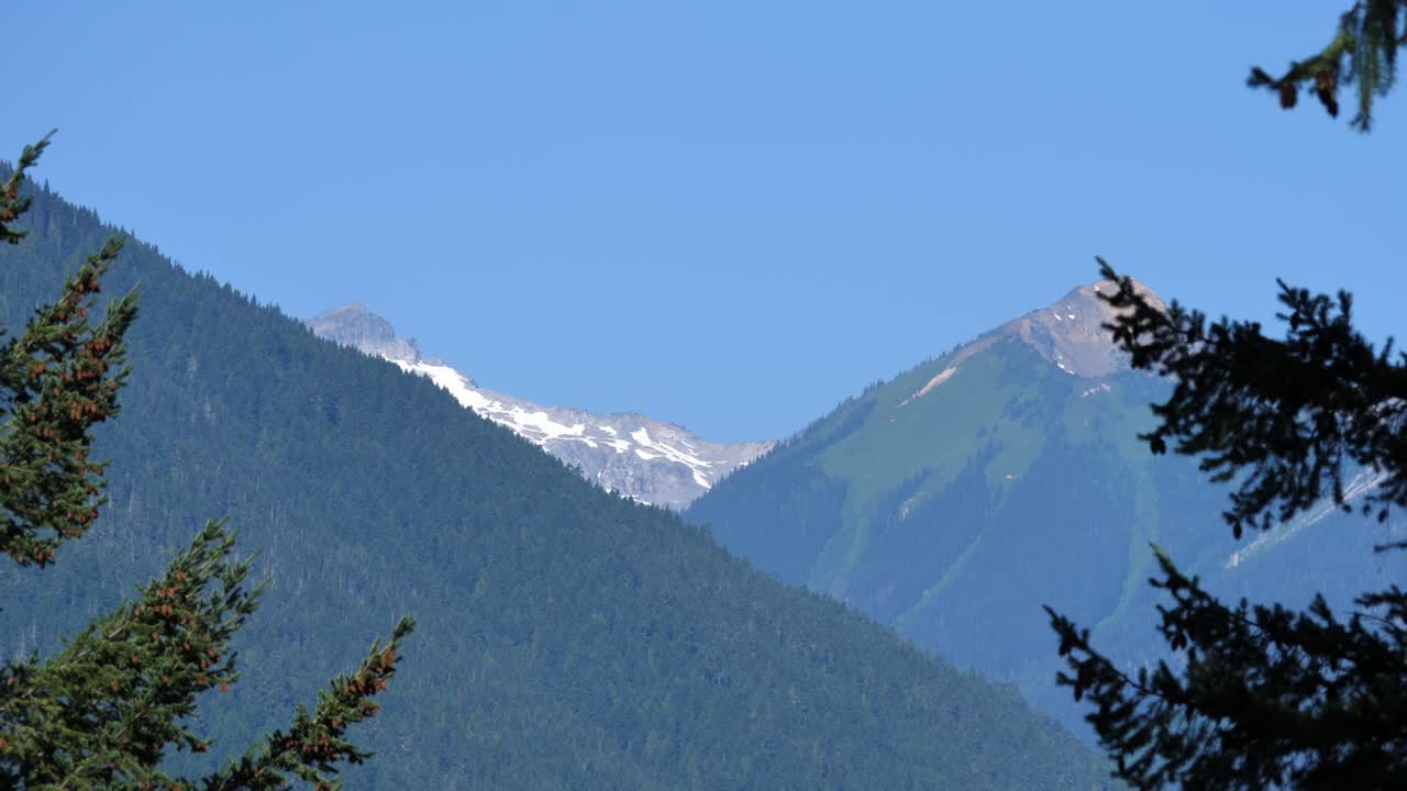 Montagne boscose con cime innevate sullo sfondo, che sovrastano il Lago Lillooet, nella regione di Squamish-Lillooet, Columbia Britannica, Canada.