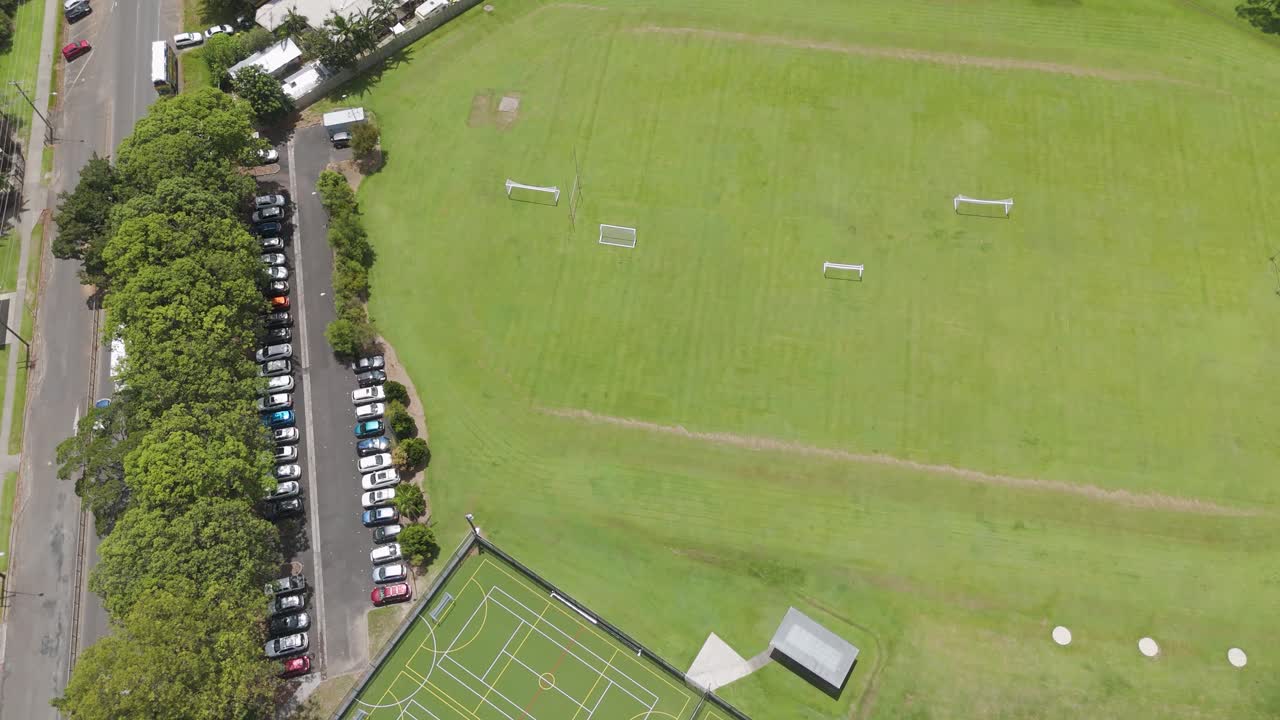 드론은 스포츠 경기장과 주변 마을을 포착합니다.