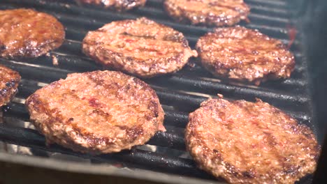 Slider-Aufnahme-Von-Burgern,-Die-Auf-Einem-öffentlichen-Grill-Kochen