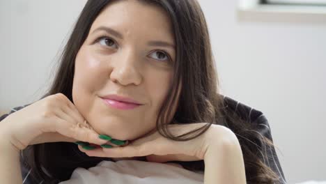 Beautiful-woman-lying-on-the-bed-in-black-pajamas-and-dreaming,close-up