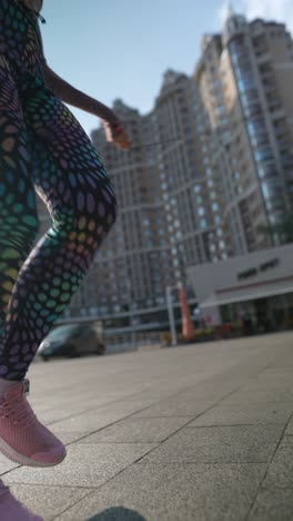 mujer corriendo en la ciudad