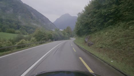 Conduciendo-De-Interlaken-A-Grindelwald-En-Los-Alpes-Suizos-Bajo-Una-Lluvia-Torrencial