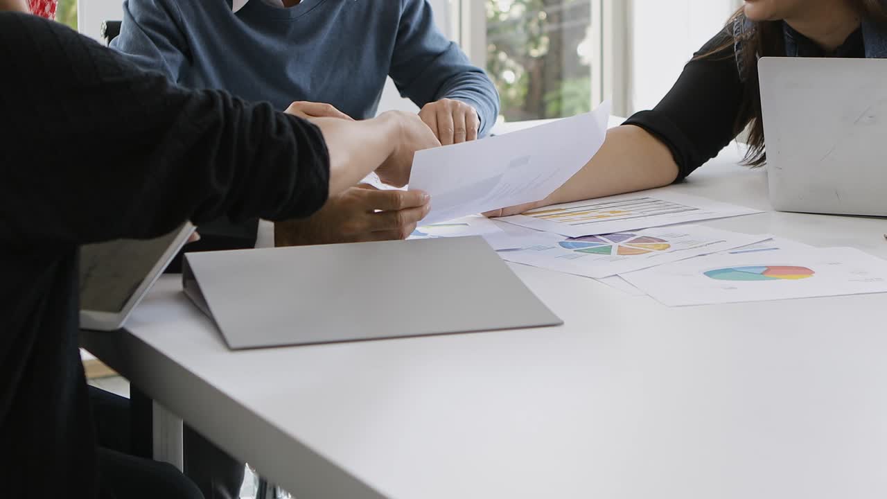 equipo de planificación de marketing en el trimestre