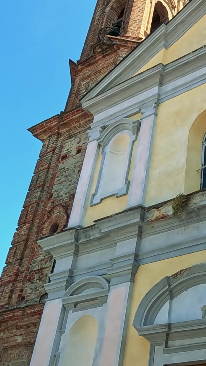 Vista della storica torre dell'orologio a Cuneo, Italia