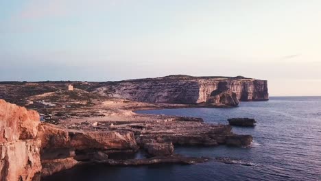 Volando-Más-Allá-De-Los-Acantilados-En-Malta-Al-Atardecer-Disparo-De-Drone