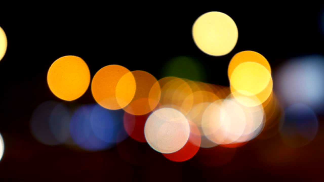 luces desenfocadas calle de los ángeles resumen. fondo borroso de la ciudad. círculos de bokeh en movimiento del tráfico nocturno.