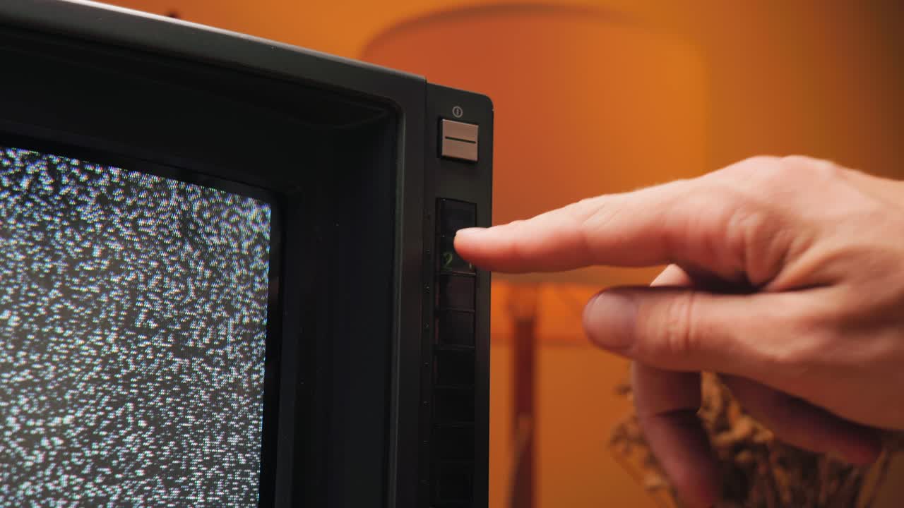 레트로 tv, 노스탈기적인 설정으로 빈티지 tv, 레트로 tv는 화면에 곡물을 표시합니다, 무서운 할로윈 밤 장치, 크로마 키 및 그린 스크린에 좋습니다.