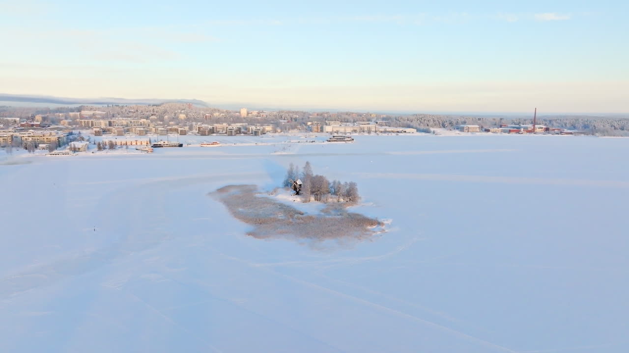 Luftaufnahme eines gefrorenen Sees und einer Insel im Winter