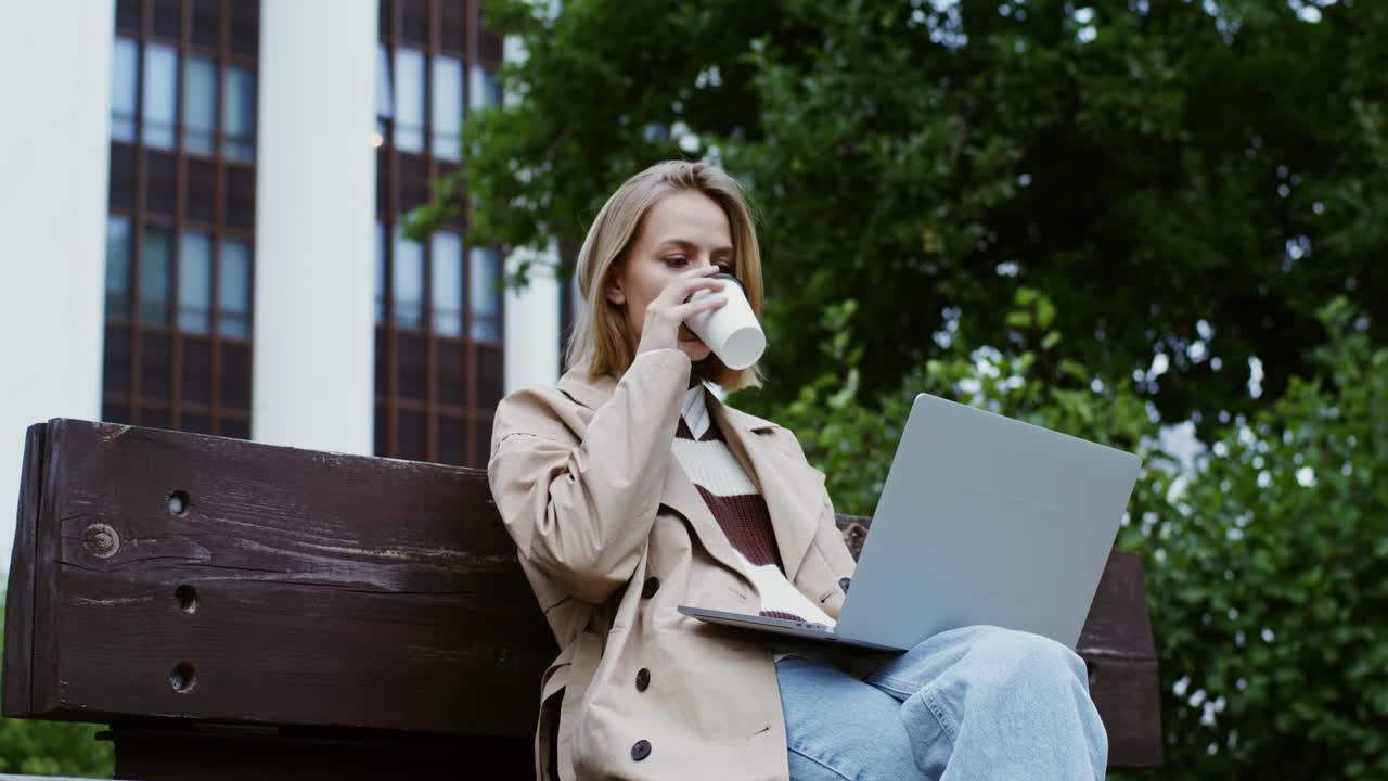 женщина работает на ноутбуке на открытом воздухе