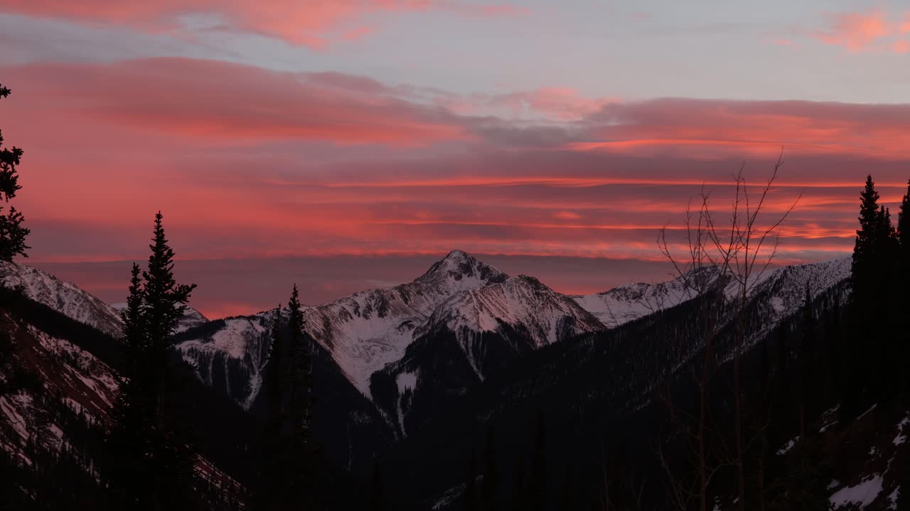Timelapse di un tramonto sulle Montagne Rocciose del Colorado lungo la Million Dollar Highway.
