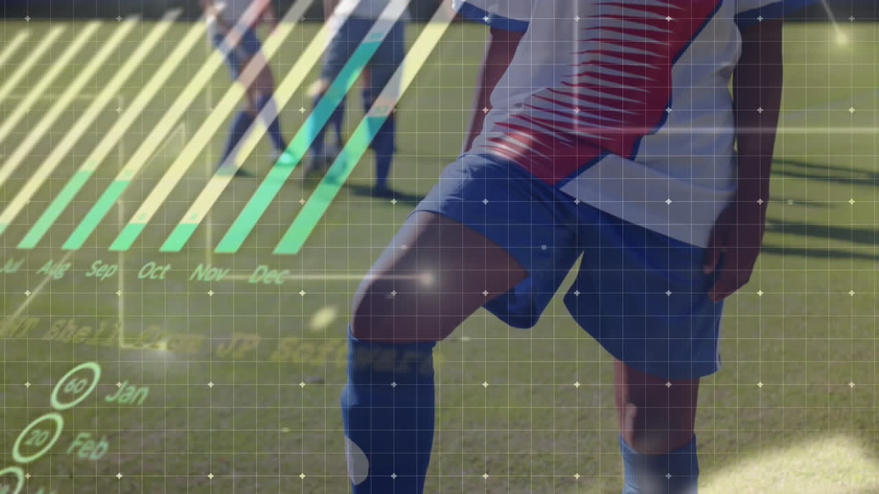 animación del procesamiento de datos sobre una jugadora de fútbol femenina biracial con la pelota en el campo