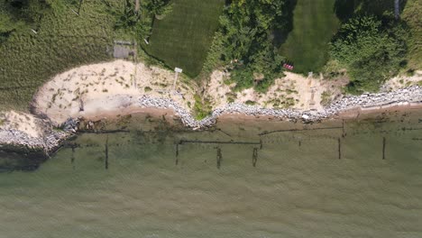 Rightward-track-of-high-tide-on-great-lake-coast