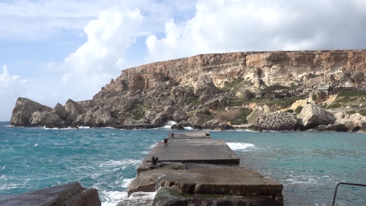 muelle roto por las olas del mar full hd 60fps