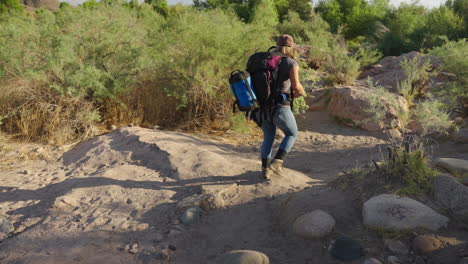 Wüstenwanderung-Mit-Einer-Kaukasischen-Frau-Mit-Rucksack-Und-Schlafsack-Am-Morgen