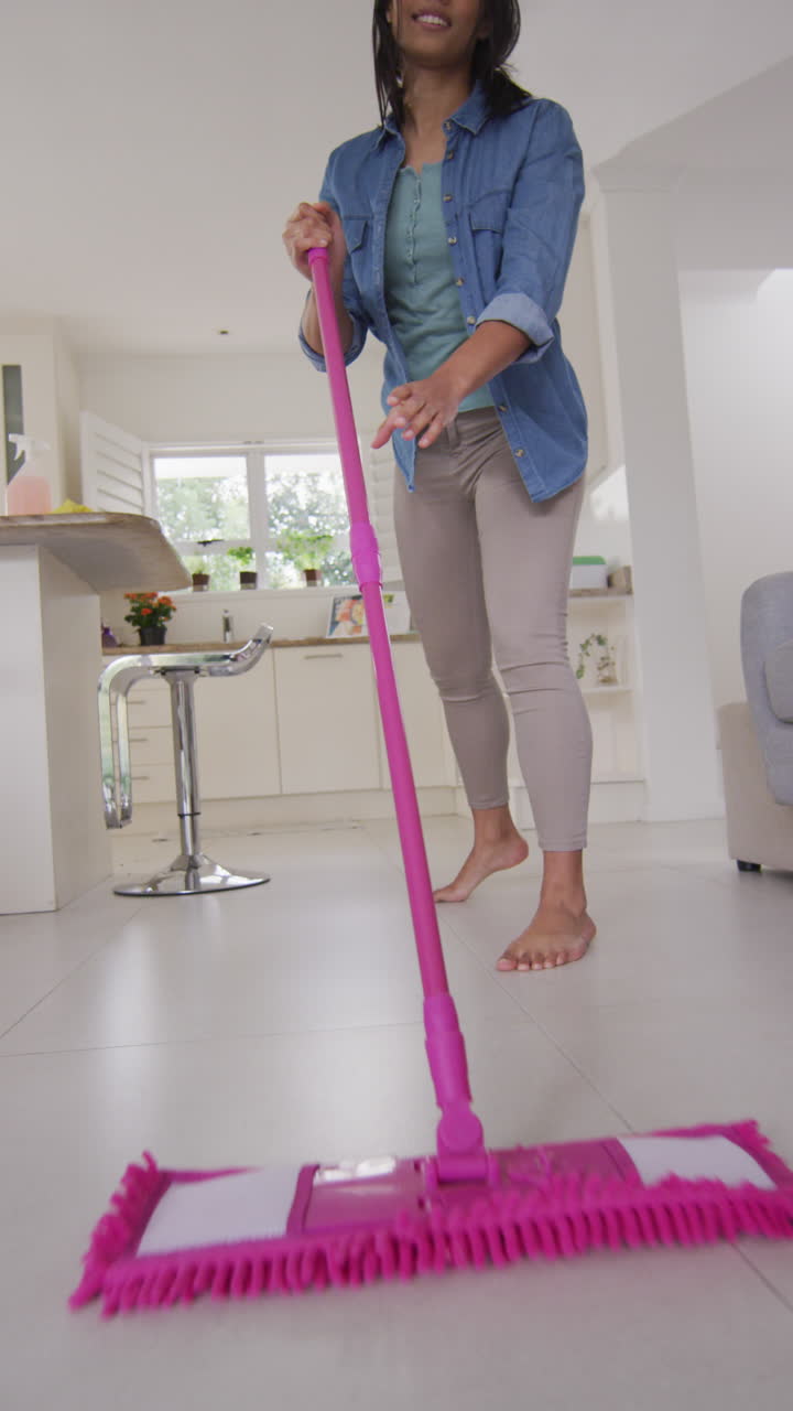 video vertical de una mujer bi-racial feliz deprimida en el suelo