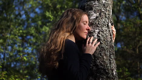 Mujer-Abrazando-Un-árbol-Sintiendo-Armonía-Con-La-Naturaleza-Y-La-Paz-Interior