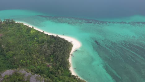 ko poda è un'isola al largo della costa occidentale della thailandia, nella provincia di krabi, a circa 8 chilometri da ao nang