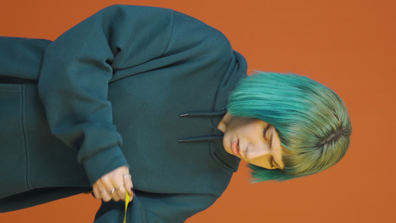 자신의 체중에 불만족한 젊은 여성의 수직 비디오.