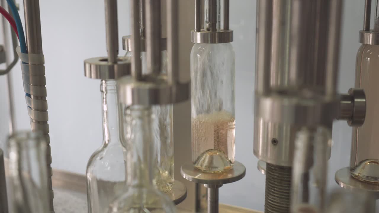 una línea de embotellado de vino de alta velocidad en maquinaria de plantas industriales de bodegas