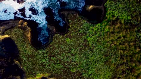 golven wervelen in een tot hoge kliffen geërodeerde inham aan de californische kust