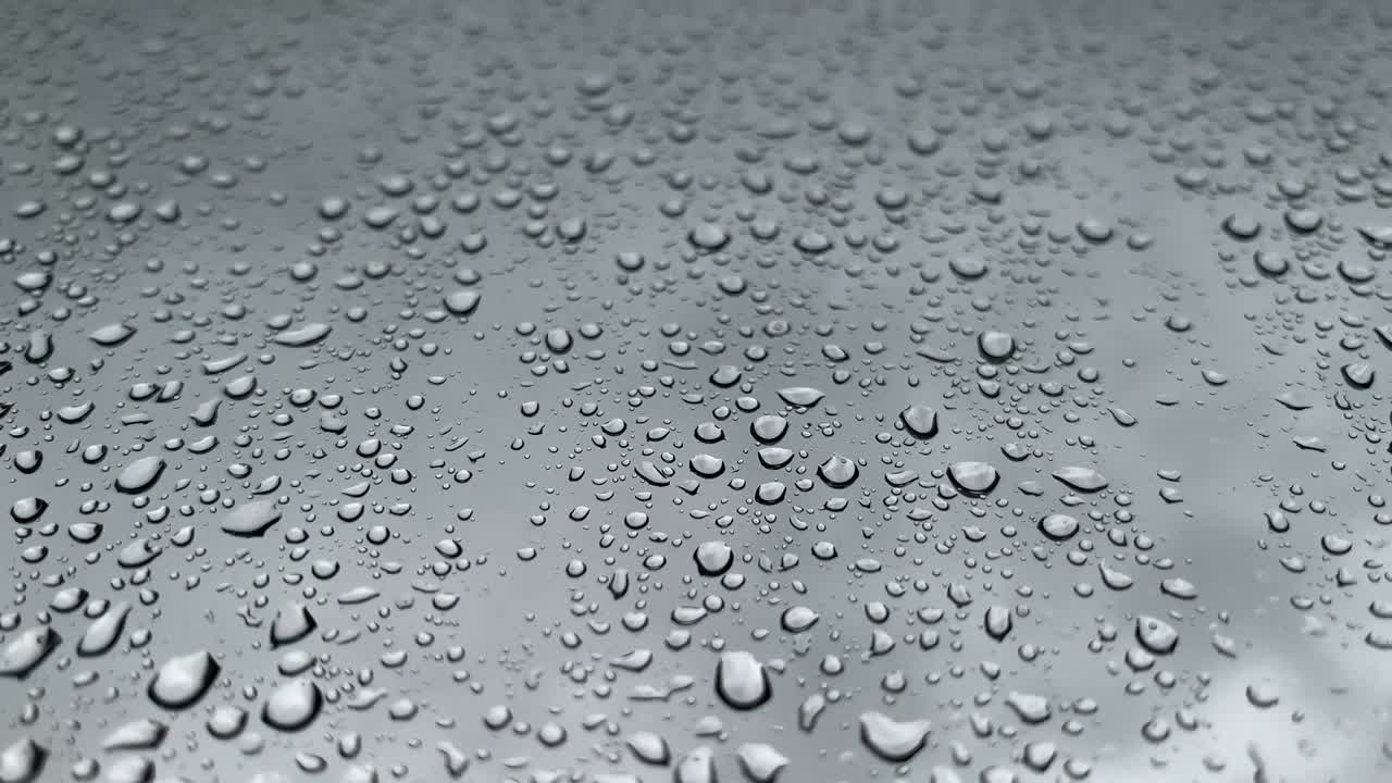 la lluvia cae por la ventana en la temporada de monzones.
