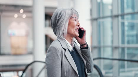 Reden,-Geschäftlich-Und-Eine-Reife-Frau-Am-Telefon