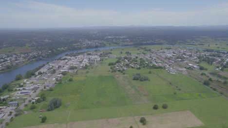 호주 뉴사우스웨일즈주 켐지(kempsey)의 낮 시간에 켐지(kempsey) 도심과 맥클레이 강(macleay river)