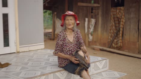 mujer anciana en un entorno rural